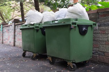 Açık havada şehir çöp kovaları