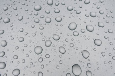 Metal yüzeyde su damlaları