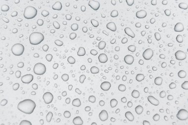 Metal yüzeyde su damlaları