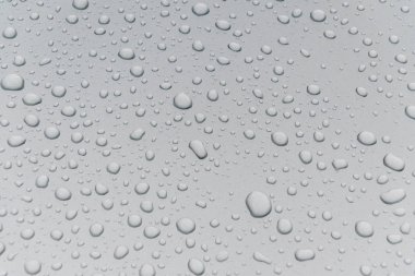 Metal yüzeyde su damlaları