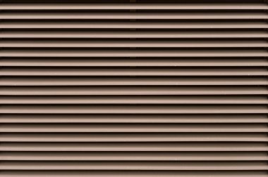 Fabrikada, depoda, garajda ve endüstriyel depoda kullanılan otomatik metal paten kapısının yakın çekimi. Bükülebilir ve katlanabilir metal levha yer tasarrufu sunuyor ve kentsel ve kırsal hissi sağlıyor