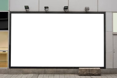 Sokak duvarında kocaman boş bir ilan panosu, kendi metnini ekleyebileceğin pankartlar.