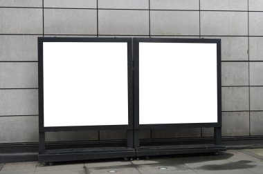 Sokak duvarında kocaman boş bir ilan panosu, kendi metnini ekleyebileceğin pankartlar.