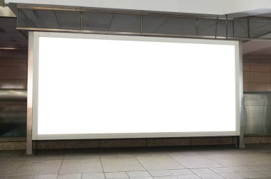 Sokak duvarında kocaman boş bir ilan panosu, kendi metnini ekleyebileceğin pankartlar.