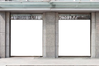 Büyük Pencere ve İsim Yeri olan Dükkan Dükkanı Önü