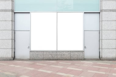 Büyük Pencere ve İsim Yeri olan Dükkan Dükkanı Önü