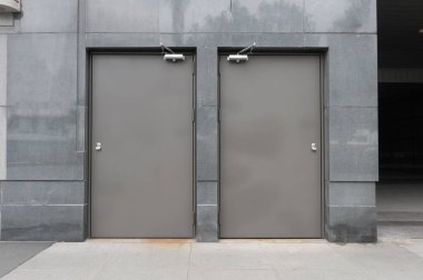 Sokak duvarı ve kapı kenarındaki kaldırım