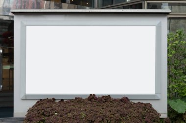 Büyük Pencere ve İsim Yeri olan Dükkan Dükkanı Önü