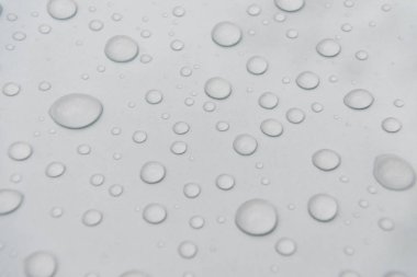 Metal yüzeyde su damlaları