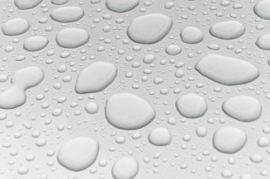 Metal yüzeyde su damlaları