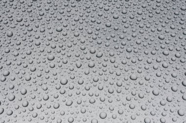 Metal yüzeyde su damlaları