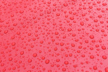 Metal yüzeyde su damlaları