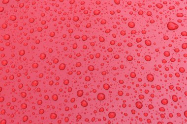 Metal yüzeyde su damlaları