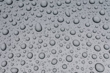 Metal yüzeyde su damlaları