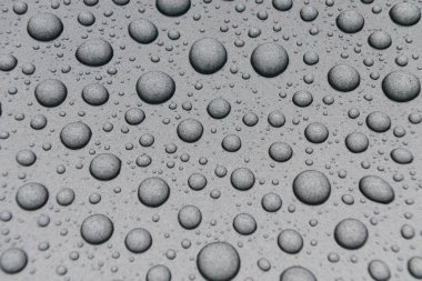 Metal yüzeyde su damlaları