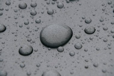 Metal yüzeyde su damlaları