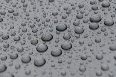Metal yüzeyde su damlaları