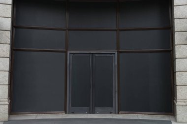 Büyük Pencere ve İsim Yeri olan Dükkan Dükkanı Önü