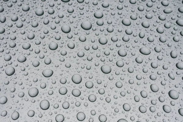 金属表面的水滴 — 图库照片