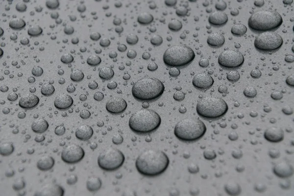 金属表面的水滴 — 图库照片
