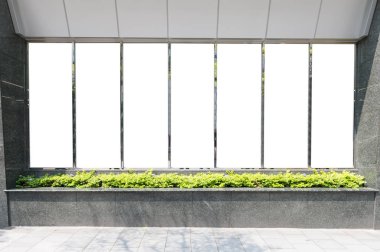 Büyük Pencere ve İsim Yeri olan Dükkan Dükkanı Önü