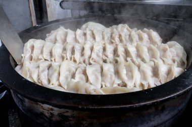 Ev yapımı Gyoza yapıyorum. Kızartma tavasında Tayvan böreği. Geleneksel başlangıçlar Tayvan 'dan et, karides veya sebzelerle dolu yiyecekler..