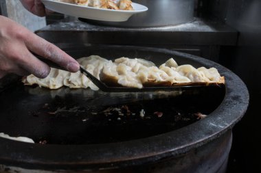 Ev yapımı Gyoza yapıyorum. Kızartma tavasında Tayvan böreği. Geleneksel başlangıçlar Tayvan 'dan et, karides veya sebzelerle dolu yiyecekler..