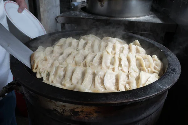 Yapımı Gyoza Yapıyorum Kızartma Tavasında Tayvan Böreği Geleneksel Başlangıçlar Tayvan — Stok fotoğraf