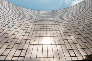 Cam yüzeye yansıması ile iş merkezlerinin bölgesinde gökdelenler görünümünün bu siyah ve beyaz