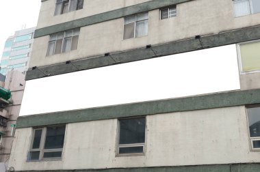 Sokak duvarında kocaman boş bir ilan panosu, kendi metnini ekleyebileceğin pankartlar.