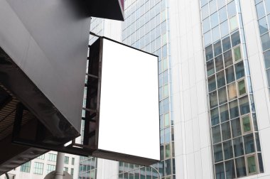 Sokak duvarında kocaman boş bir ilan panosu, kendi metnini ekleyebileceğin pankartlar.