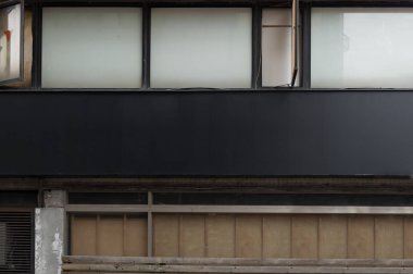 Sokak duvarında kocaman boş bir ilan panosu, kendi metnini ekleyebileceğin pankartlar.