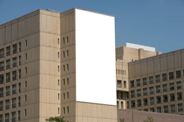 Sokak duvarında kocaman boş bir ilan panosu, kendi metnini ekleyebileceğin pankartlar.