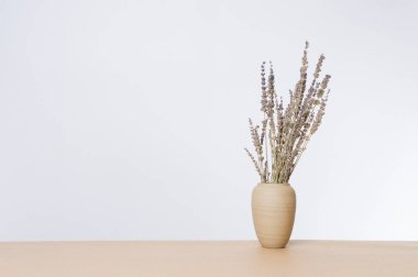 Ahşap masa üzerinde kapalı bitki