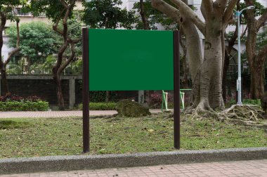 Sokak duvarında kocaman boş bir ilan panosu, kendi metnini ekleyebileceğin pankartlar.