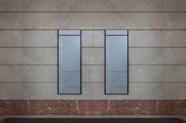 Sokak duvarında kocaman boş bir ilan panosu, kendi metnini ekleyebileceğin pankartlar.