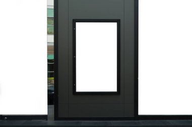 Büyük Pencere ve İsim Yeri olan Dükkan Dükkanı Önü