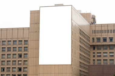 Sokak duvarında kocaman boş bir ilan panosu, kendi metnini ekleyebileceğin pankartlar.