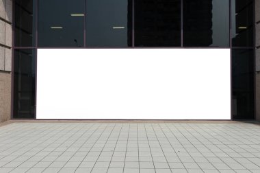 Büyük Pencere ve İsim Yeri olan Dükkan Dükkanı Önü