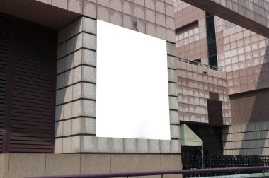 Sokak duvarında kocaman boş bir ilan panosu, kendi metnini ekleyebileceğin pankartlar.