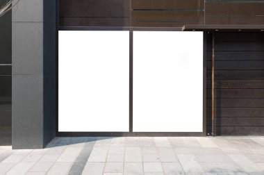 Büyük Pencere ve İsim Yeri olan Dükkan Dükkanı Önü