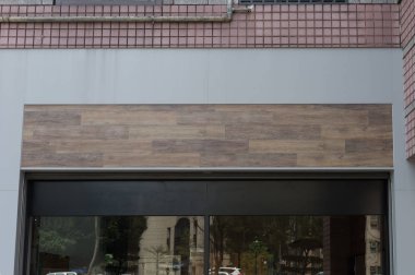 Sokak duvarında kocaman boş bir ilan panosu, kendi metnini ekleyebileceğin pankartlar.