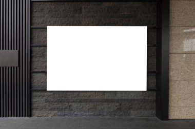 Sokak duvarında kocaman boş bir ilan panosu, kendi metnini ekleyebileceğin pankartlar.