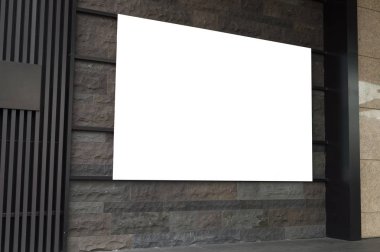 Sokak duvarında kocaman boş bir ilan panosu, kendi metnini ekleyebileceğin pankartlar.