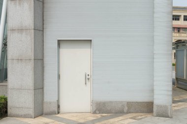 Sokak duvarı ve kapı kenarındaki kaldırım