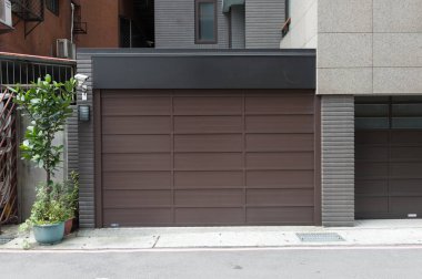 Sokak duvarı ve kapı kenarındaki kaldırım