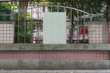 Sokak duvarında kocaman boş bir ilan panosu, kendi metnini ekleyebileceğin pankartlar.