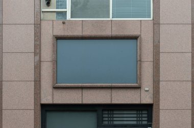 Sokak duvarında kocaman boş bir ilan panosu, kendi metnini ekleyebileceğin pankartlar.