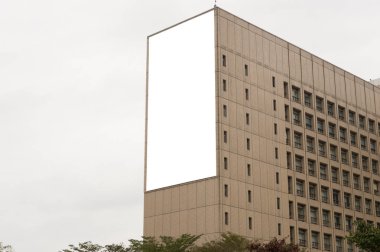 Sokak duvarında kocaman boş bir ilan panosu, kendi metnini ekleyebileceğin pankartlar.