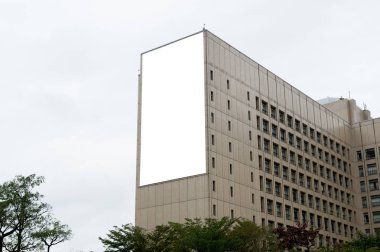 Sokak duvarında kocaman boş bir ilan panosu, kendi metnini ekleyebileceğin pankartlar.